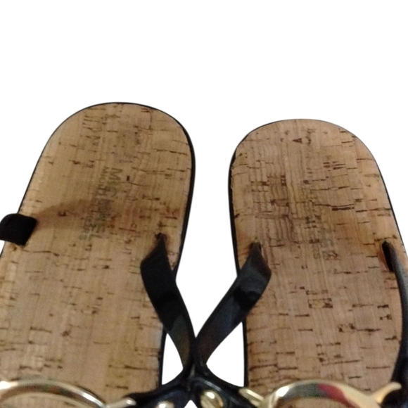 Michael Kors Black and Gold Patent Leather T-Strap Sandals Size 8 - Picture 3 of 12